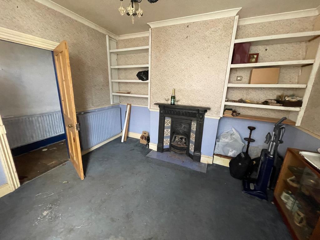 Lot: 127 - THREE-BEDROOM VICTORIAN HOUSE FOR IMPROVEMENT - Living room